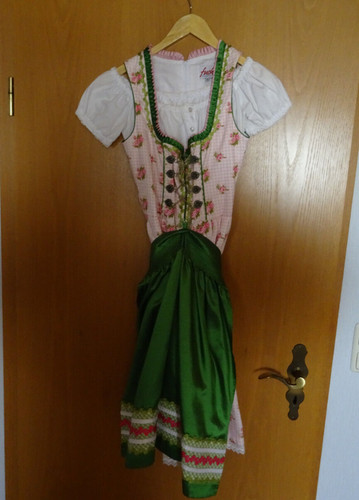 Dirndl mit schürtze und - mit,